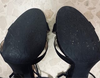 Sandalias negras atadas al tobillo