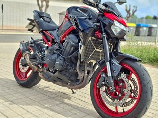 Kawasaki Z900 Negra y Roja