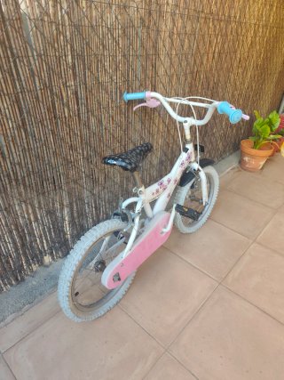Bicicleta infantil blanca y rosa