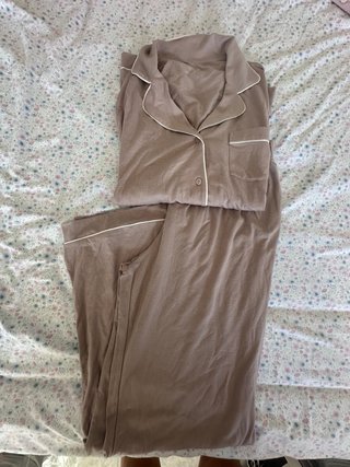 Pijama rosa con ribete blanco