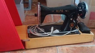 Máquina de coser Alfa antigua