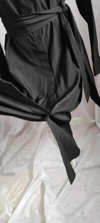 Vestido elegante camisero negro con cinturón.