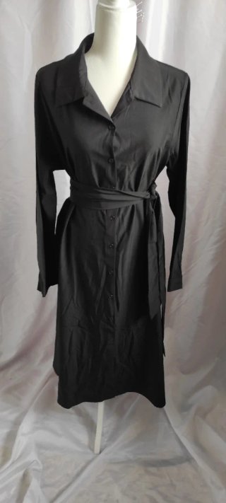 Vestido elegante camisero negro con cinturón.