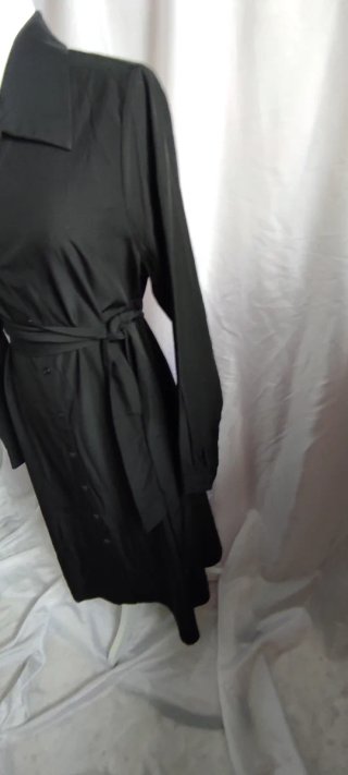 Vestido elegante camisero negro con cinturón.
