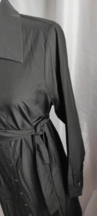 Vestido elegante camisero negro con cinturón.
