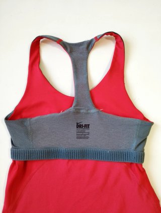 Camiseta deportiva Nike mujer sujetador incorporad