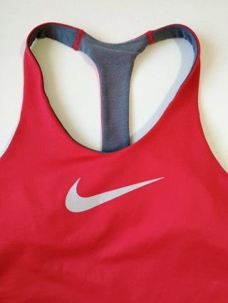 Camiseta deportiva Nike mujer sujetador incorporad