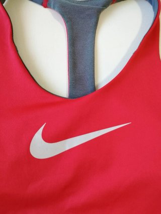 Camiseta deportiva Nike mujer sujetador incorporad