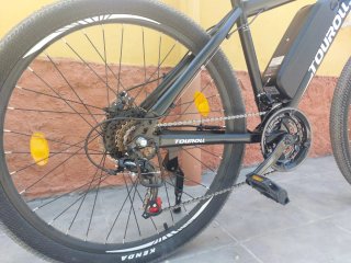 Bicicleta Eléctrica Negra TOUROLL U1.