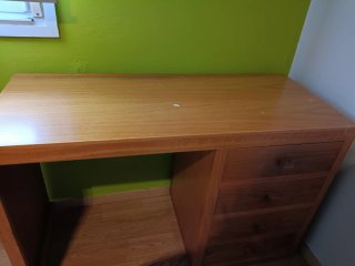 Scrivania in legno con 4 cassetti