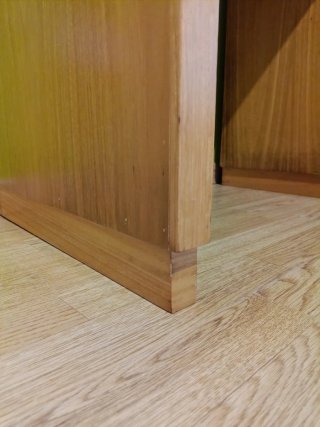 Scrivania in legno con 4 cassetti