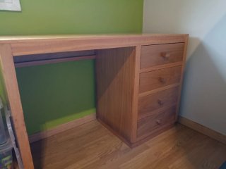 Scrivania in legno con 4 cassetti