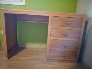 Scrivania in legno con 4 cassetti