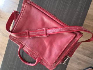 Maletín de piel rojo-burdeos