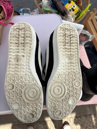 Zapatillas Fila Negras y Blancas