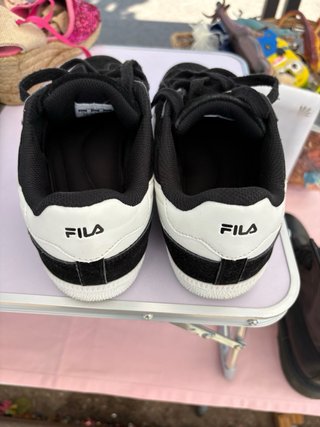 Zapatillas Fila Negras y Blancas