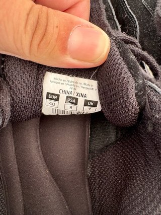 Zapatillas Fila Negras y Blancas