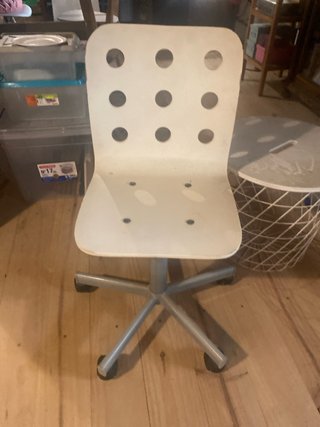 Silla de escritorio blanca con base metálica