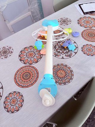 Móvil musical de cuna Juguettos con proyector