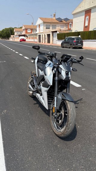 Moto Zontes 2025 Naked Negra/Gris
