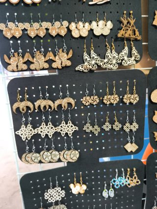 Pendientes de madera artesanales