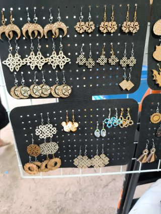 Pendientes de madera artesanales