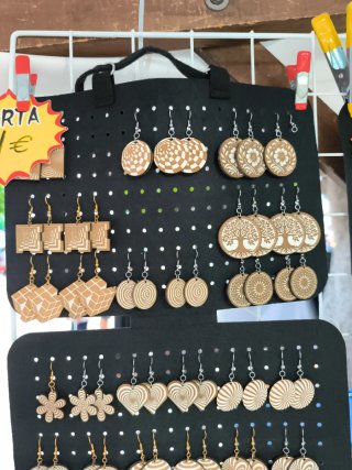 Pendientes de madera artesanales