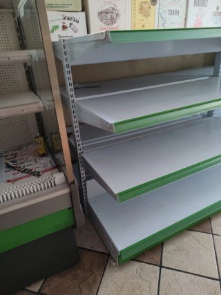 Estanterías metálicas blancas y verdes