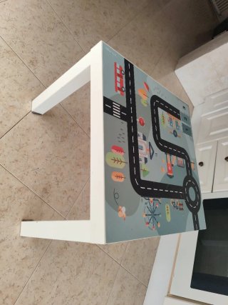 Mesa infantil Ikea con circuito de coches