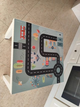 Mesa infantil Ikea con circuito de coches