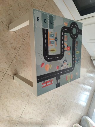 Mesa infantil Ikea con circuito de coches