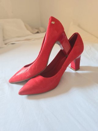 Zapatos de tacón rojos