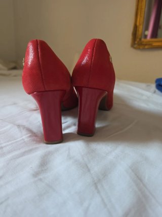 Zapatos de tacón rojos