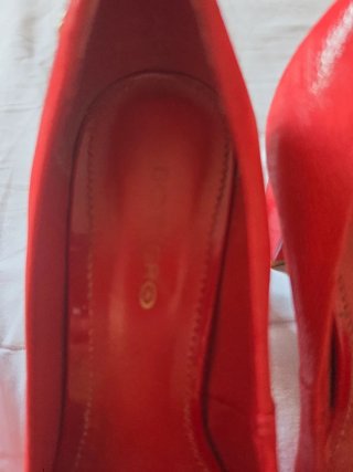 Zapatos de tacón rojos