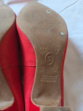 Zapatos de tacón rojos