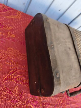 Cajita antigua de madera con detalles