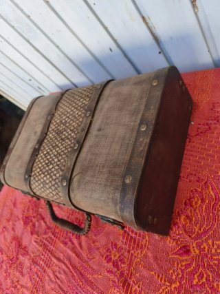 Cajita antigua de madera con detalles