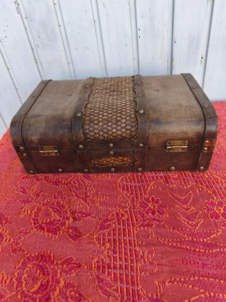 Cajita antigua de madera con detalles