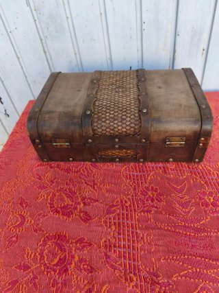 Cajita antigua de madera con detalles