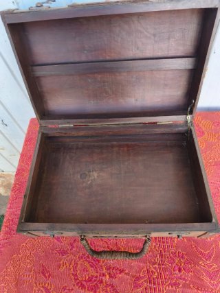 Cajita antigua de madera con detalles