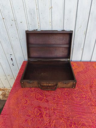 Cajita antigua de madera con detalles