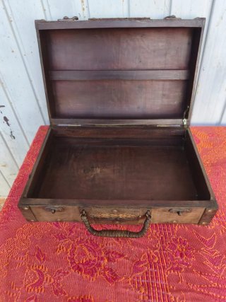 Cajita antigua de madera con detalles