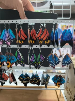 Pendientes de cuero, alas de mariposa