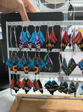 Pendientes de cuero, alas de mariposa