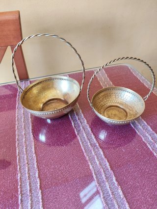 Cesta metálica vintage con asa