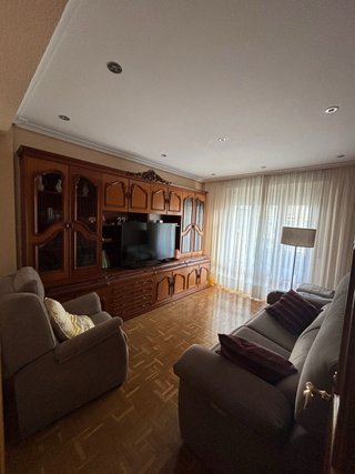 1 sofa articulado y una butaca