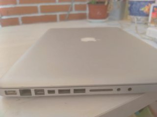 MacBook Pro con cargador para piezas