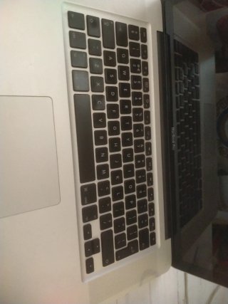 MacBook Pro con cargador para piezas