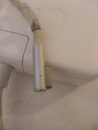 MacBook Pro con cargador para piezas