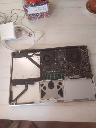 MacBook Pro con cargador para piezas